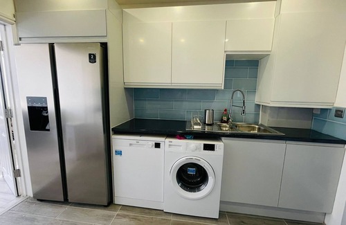 Gooshays House | 6 - 7 Beds-sleeps 12-elizabeth Line-free Parking