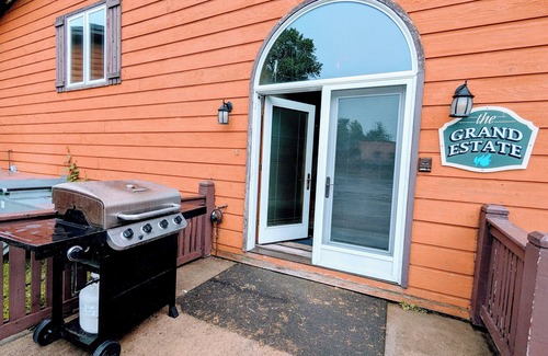 Walker Cabin | 6-bdrm, 4bath, luxury cabin on the lake w/WiFi, AC, all resort amenities incl.