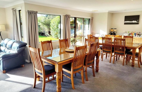 Kaikoura House | 6 bedrooms, 5 bathrooms, 8 beds, Hot Tub, Spectacular Mountain views & Gardens