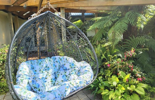 Kaikoura House | 6 bedrooms, 5 bathrooms, 8 beds, Hot Tub, Spectacular Mountain views & Gardens