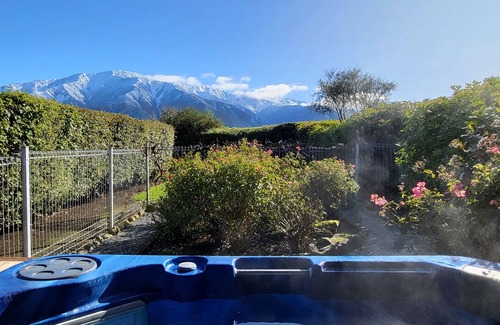 Kaikoura House | 6 bedrooms, 5 bathrooms, 8 beds, Hot Tub, Spectacular Mountain views & Gardens