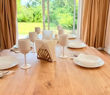 Hillingdon House | 6-Beds, Private Road, Beautiful Garden