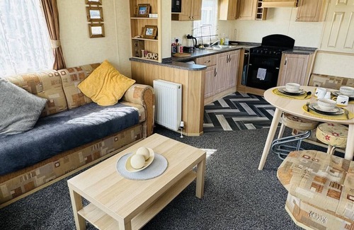 Skegness Apartment | 6-berth holiday home in Skegness, just a short walk from the beach, perfect for family holidays!