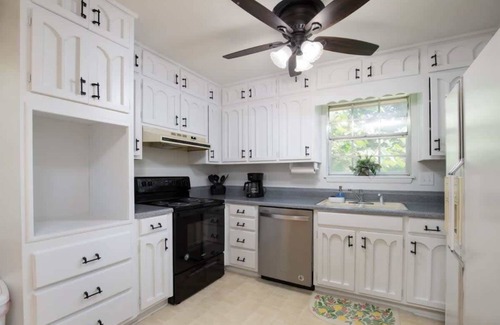New Castle House | 6 BR & 20 Mins to Downtown! Pool- Monterey Maison
