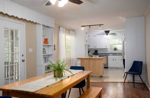 New Castle House | 6 BR & 20 Mins to Downtown! Pool- Monterey Maison