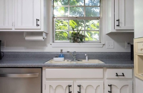 New Castle House | 6 BR & 20 Mins to Downtown! Pool- Monterey Maison