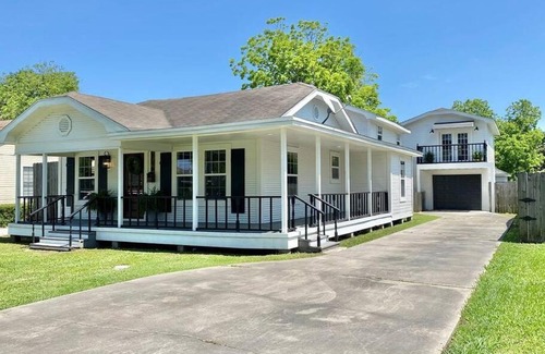 Groves House | 6 BRs Spacious Charming House, Great Neighborhood