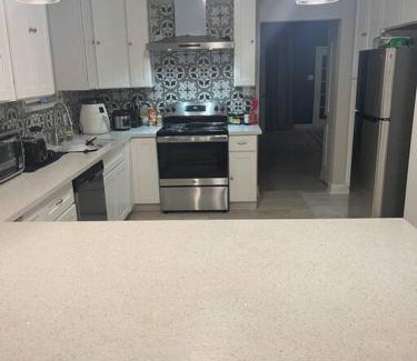Groves House | 6 BRs Spacious Charming House, Great Neighborhood
