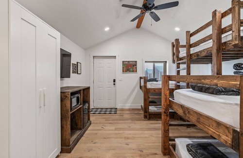 St. Charles Cabin | #6 Dinosaur Cabin, Newly Remodeled! AC! New Beds! Sleeps 5