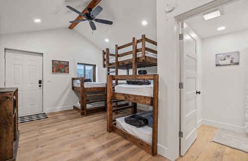 St. Charles Cabin | #6 Dinosaur Cabin, Newly Remodeled! AC! New Beds! Sleeps 5