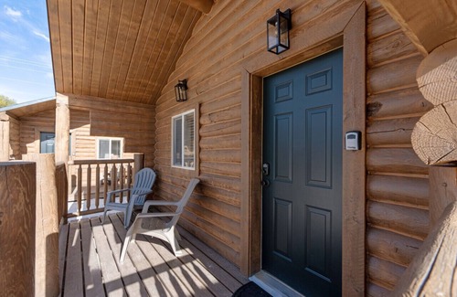 St. Charles Cabin | #6 Dinosaur Cabin, Newly Remodeled! AC! New Beds! Sleeps 5