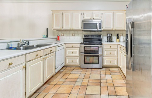 Albany House | 6 Mi to Dtwn Albany: Convenient Home w/Patio