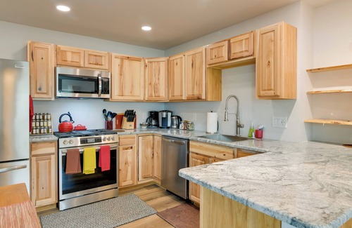 University Area Apartment | 6 Mi to Dtwn: Bright & Airy Anchorage Getaway!