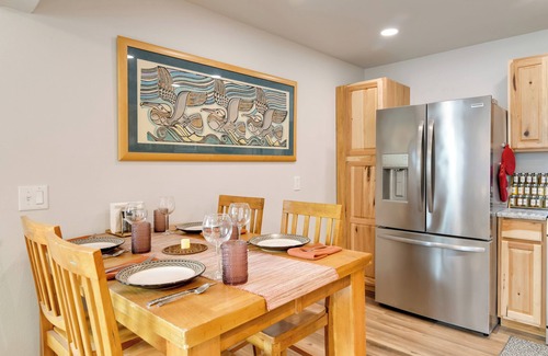 University Area Apartment | 6 Mi to Dtwn: Bright & Airy Anchorage Getaway!