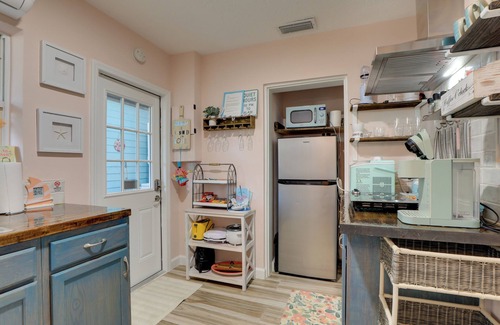 Southgate Apartment | 6 Mi to Siesta Beach: Outdoor Oasis w/Hot Tub