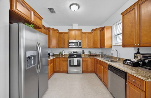 Tampa House | 6 minutes from Raymond James Stadium 15 minutes from Busch Gardens.