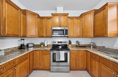 Tampa House | 6 minutes from Raymond James Stadium 15 minutes from Busch Gardens.
