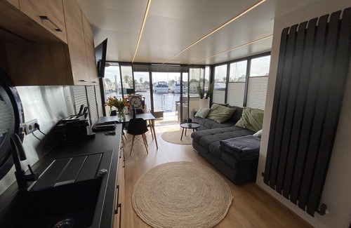 Maasland Boat Rental | 6 person Luxury Houseboat