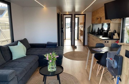 Maasland Boat Rental | 6 person Luxury Houseboat
