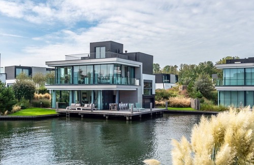 Arnemuiden Villa | 6-person waterfront villa with 3 bedrooms and 3 bathrooms
