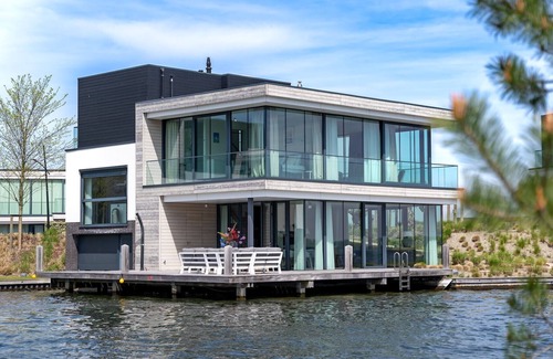 Arnemuiden Villa | 6-person waterfront villa with 3 bedrooms and 3 bathrooms