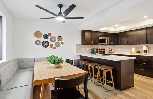 West University House | 6 Sleeping areas, Close to Casinos, Tahoe, UNR!