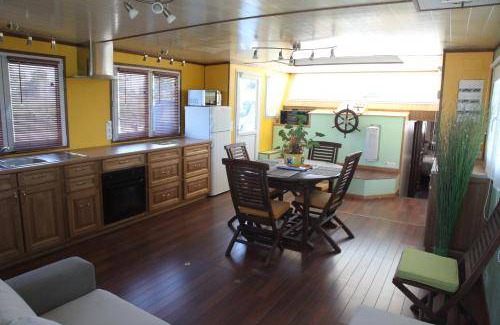 Saint-Valery-sur-Somme Boat Rental | 60 m² Houseboat ∙ 2 bedrooms ∙ 6 guests