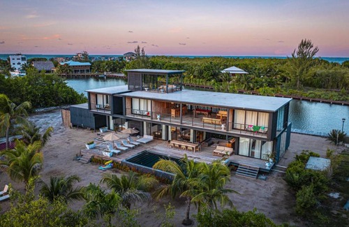 Placencia Villa | 604 m² Villa ∙ 5 bedrooms ∙ 10 guests
