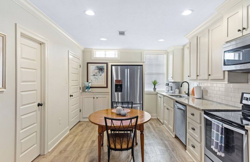 Natchez Condo | 610 Franklin: 5B | 1/1 | Heart of Downtown | Washer/Dryer