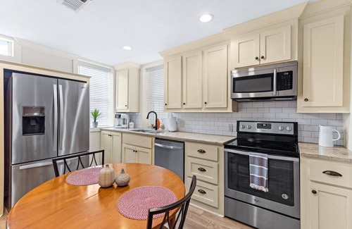 Natchez Condo | 610 Franklin: 5B | 1/1 | Heart of Downtown | Washer/Dryer