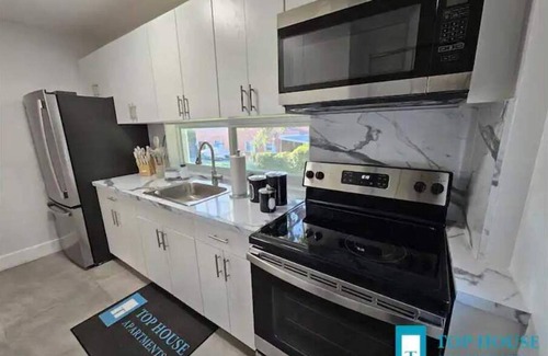 Miami Springs Apartment | 645 Airport/Top House Apartment3