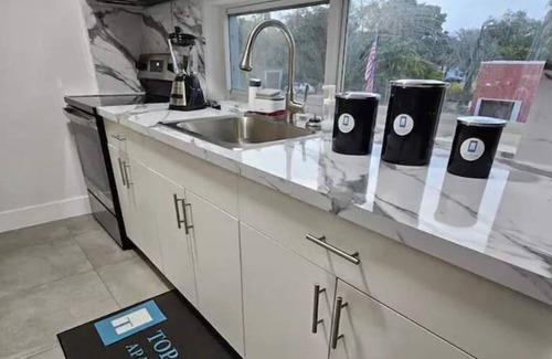 Miami Springs Apartment | 645 Airport/Top House Apartment3