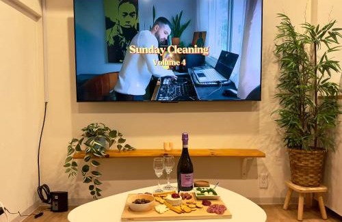 Miyakojima Apartment | 65' TV クイーンベッド コンビニ徒歩1分 洗濯機 WiFi