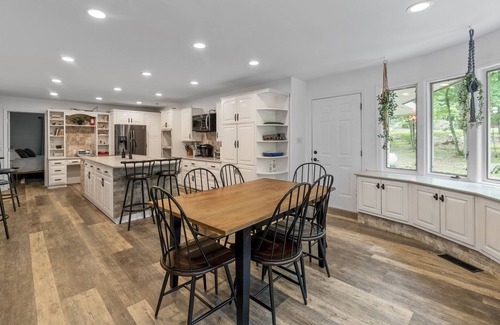 Cresco House | 6500 sqft★9BR!★Gorgeous Modern Ranch★Serene Backyard/Deck★Huge Game Room★PETS!