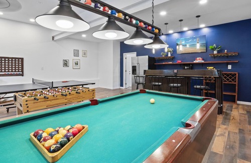 Cresco House | 6500 sqft★9BR!★Gorgeous Modern Ranch★Serene Backyard/Deck★Huge Game Room★PETS!