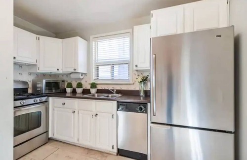 North York House | 6bedroom residential home-North York Subway access