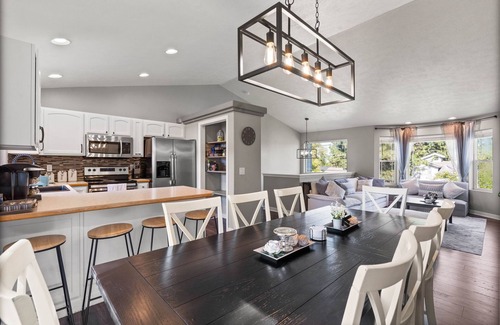 Spokane House | 6BR/3BA House - 2nd Living and Entry - 18 Guests