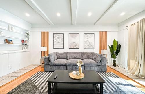 Burbank House | 6BR Pool Escape for Friends and Family - LOU1 - BUR