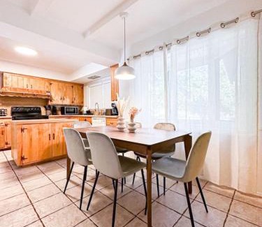 Burbank House | 6BR Pool Escape for Friends and Family - LOU1 - BUR