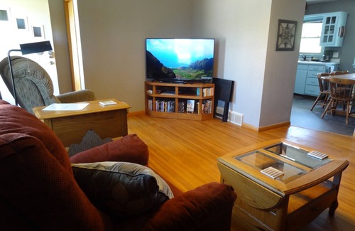 Kutzky Park House | 7 blks Mayo Gonda 8 blks St Marys 3 Bed Main Floor