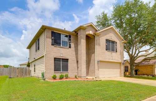 Baytown House | 7 Mi to Downtown Baytown Spacious Home with Yard