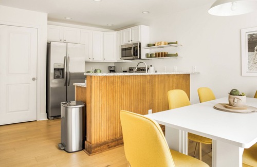 Issue House | 7 mins to the beach! Fire Pit, BBQ, Games, Fully Equipped Kitchen & Beach Gear