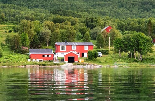 Lenvik House | 7 person holiday home in Rossfjordstraumen