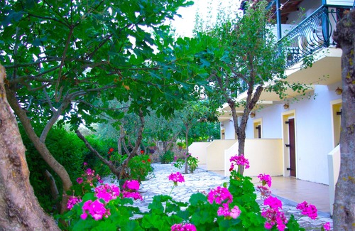 Neromilos Apartment | 7 Seaview Studios 150 meters from the Sea + 6000 sq.m2 garden (14 to 19 persons)