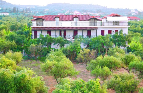Neromilos Apartment | 7 Seaview Studios 150 meters from the Sea + 6000 sq.m2 garden (14 to 19 persons)
