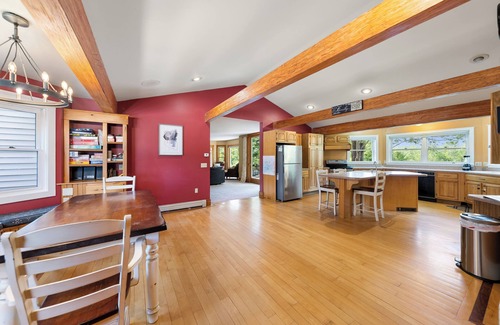 Conway House | 70 Private Acres+Sleeps 12+Fire Pit+Pet Friendly