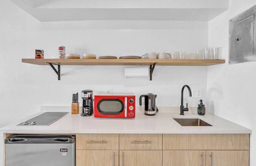 Hallandale Beach House | 703 #8 · New Studio Close to everything!