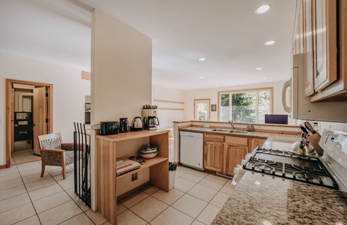 Glacier Cabin | 70MBR- Hot Tub - BBQ - Wi-Fi - Pets Ok - Sleeps 8 by RedAwning