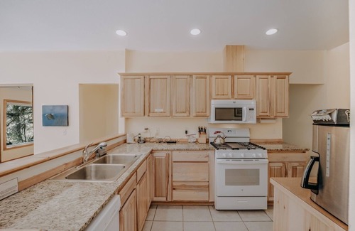 Glacier Cabin | 70MBR- Hot Tub - BBQ - Wi-Fi - Pets Ok - Sleeps 8 by RedAwning