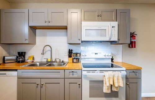 Northeast Heights Apartment | 760 On The Blvd Studio 45 Overlooking NobHill